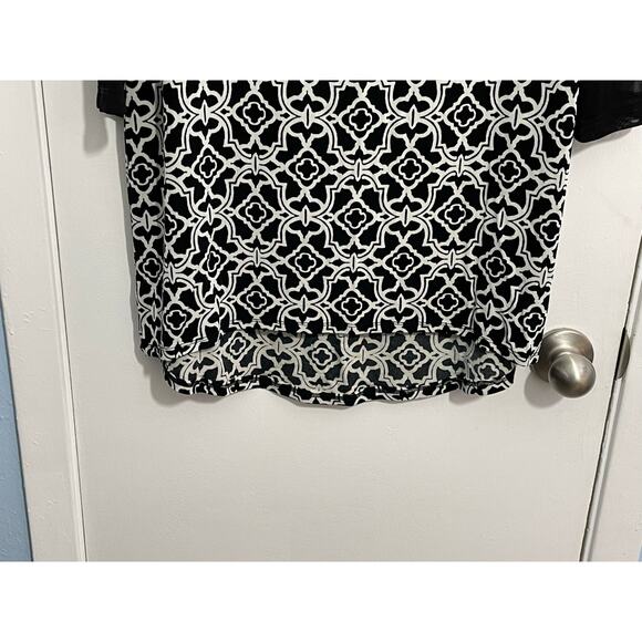 Chico’s Travelers Blouse Size 2 Large Black White Liquid Knit Sheer Sleeves - Picture 3 of 7